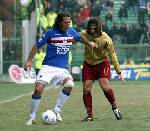 Fabio Bazzani (Sampdoria Genua, li.) gegen Alessandro Grandoni (AS Livorno) -  Fußball Herren Serie A 2005 2006, 1. Italienische Liga, Sampdoria Genua - AS Livorno 0:2 Gruppe Genua