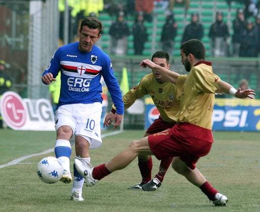 Francesco Flachi (Sampdoria Genua, li.) gegen Nicola Lazetic (AS Livorno) -  Fußball Herren Serie A 2005 2006, 1. Italienische Liga, Sampdoria Genua - AS Livorno 0:2 Gruppe Genua Dynamik,