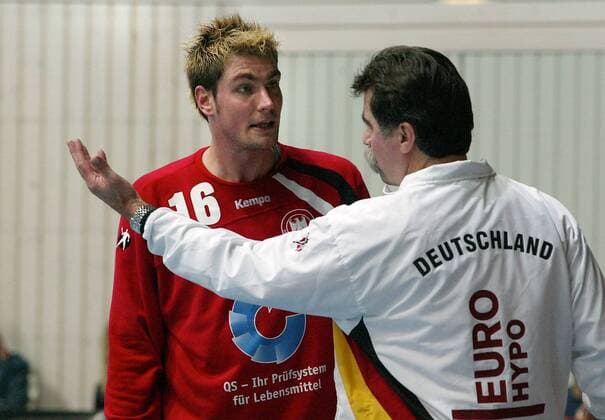 Bundestrainer Heiner Brand (re.) gibt Torwart Carsten Lichtlein (beide Deutschland) Anweisungen Handball Länderspiel Herren Länderspiel 2006, Testspiel, Test, Freundschaftsspiel, Nationalmannschaft, Nationalteam Gruppe Aschaffenburg