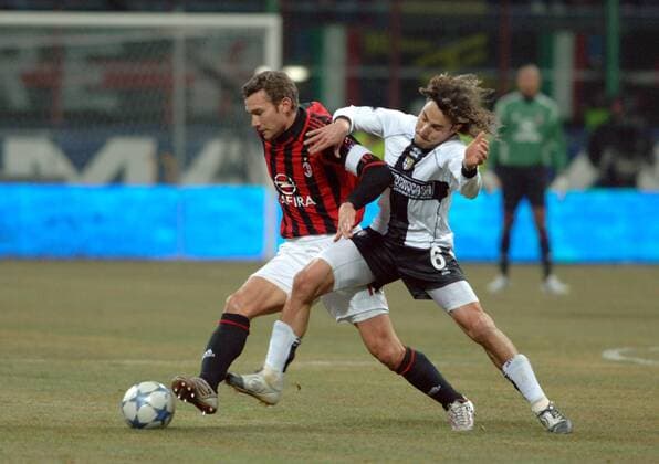 Andriy Shevchenko (Milan, li.) gegen Jorge Bolano (Parma) Fußball Herren Serie A 2005 2006, 1. Italienische Liga, AC Mailand - Parma FC 4:3 Gruppe Mailand Kampf, Dynamik,