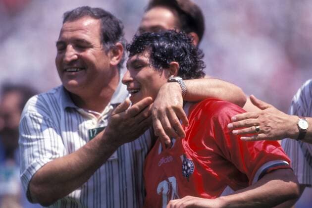 Schlußjubel Bulgarien - Nationaltrainer Dimitar Penev und Krassimir Balakov freuen sich innig über den Halbfinaleinzug Fußball WM Herren Weltmeisterschaft 1994, Nationalmannschaft, Nationalteam, Nationaltrikot, Länderspiel, Viertelfinale Gruppe East Rutherford New York New Jersey, NY, N.Y., NJ, N.J. Glück, Harmonie, Freude,