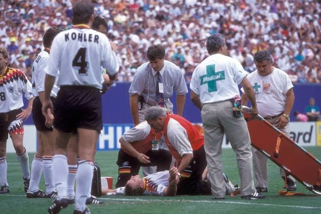 Mannschaftsarzt Prof. Dr. Heinrich Heß (3.v.re.) und Physiotherapeut Adolf Katzenmaier (verdeckt) kümmern sich um den verletzt am Boden liegenden Martin Wagner, daneben Jürgen Kohler (alle Deutschland) Fußball WM Herren Weltmeisterschaft 1994, Nationalmannschaft, Nationalteam, Länderspiel, Viertelfinale Totale East Rutherford New York New Jersey, NY, N.Y., NJ, N.J.