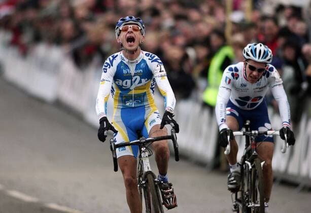 John Gadret (li.) jubelt, er kommt knapp vor Francis Mourey (beide Frankreich) ins Ziel und wird französischer Meister im Cyclo Cross Radsport Herren Französische Meisterschaft 2006, Cyclocross, Cyclo Cross, Crossrennen, Crosscountry, Country Gruppe pan11977 Freude, Begeisterung,  
