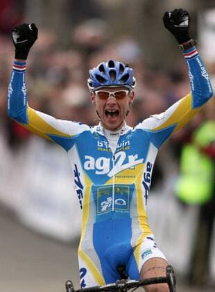 John Gadret (Frankreich) jubelt, er wird französischer Meister im Cyclo Cross Radsport Herren Französische Meisterschaft 2006, Cyclocross, Cyclo Cross, Crossrennen, Crosscountry, Country Einzelbild pan11977 Freude, Begeisterung,  