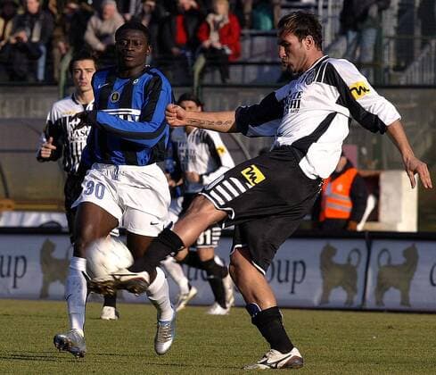 Igor Tudor (Siena) zieht ab, li. Obafemi Martins (Inter) -  Fußball Herren Serie A 2005 2006, 1. Italienische Liga, AC Siena - FC Internazionale Mailand 0:0 Gruppe Siena Dynamik,