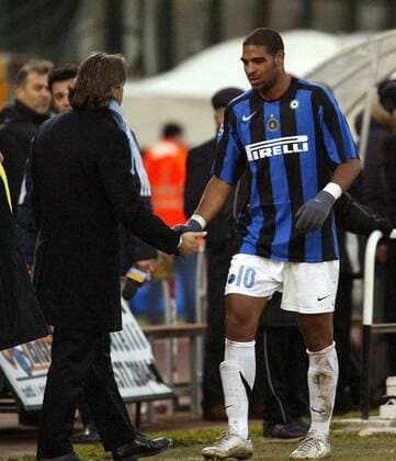 Adriano (re.) klatscht bei seiner Auswechslung mit Trainer Roberto Mancini (beide Inter) ab -  Fußball Herren Serie A 2005 2006, 1. Italienische Liga, Internazionale Mailand Gruppe Siena