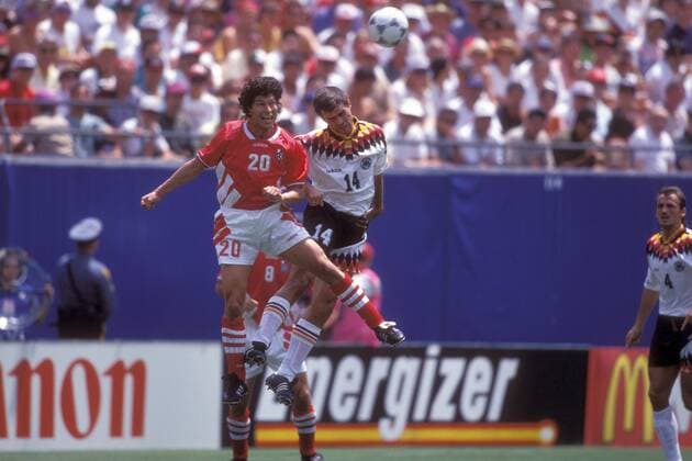 Krassimir Balakov (Bulgarien, li.) gegen Thomas Berthold (Mitte), daneben Jürgen Kohler (beide Deutschland) Fußball WM Herren Weltmeisterschaft 1994, Nationalmannschaft, Nationalteam, Nationaltrikot, Länderspiel, Viertelfinale Totale East Rutherford New York New Jersey, NY, N.Y., NJ, N.J. Dynamik, Höhe, Kampf,