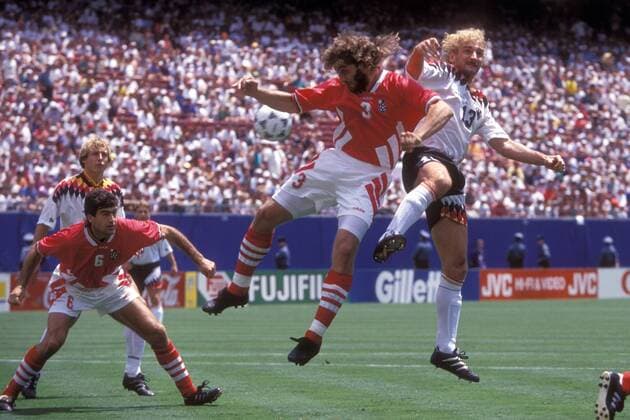 Trifon Ivanov (Bulgarien, 2.v.re.) gegen Rudi Völler (Deutschland, re.), daneben schauen Zlatko Iankov (2.v.li.) und Jürgen Klinsmann (Deutschland) zu Fußball WM Herren Weltmeisterschaft 1994, Nationalmannschaft, Nationalteam, Nationaltrikot, Länderspiel, Viertelfinale Totale East Rutherford New York New Jersey, NY, N.Y., NJ, N.J. Dynamik, Höhe, Kampf,