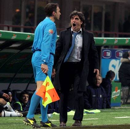 Trainer Mario Beretta (Parma) beschwert sich lautstark beim Linienrichter -  Fußball Herren Serie A 2005 2006, 1. Italienische Liga, Parma FC Gruppe Mailand Wut,