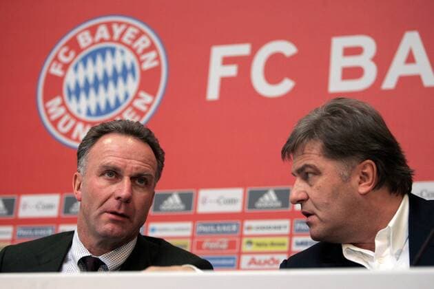 Vorstandsvorsitzender Karl Heinz Rummenigge (li.) und Pressesprecher Markus Hörwick (beide Bayern) im Gespräch Fußball 1. BL Herren DFB Pokal, 2005 2006, Pokalspiel, FC Bayern München, Pressekonferenz, PK, Pressetermin Gruppe München