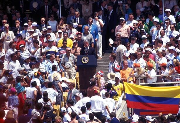 Präsident Bill Clinton (USA) hält bei der Eröffnungsveranstaltung der WM 1994 eine Rede Fußball WM Herren Weltmeisterschaft 1994, Eröffnungszeremonie, Zeremonie, Eröffnung, Veranstaltung, Show, Showprogramm Totale Soldier Field Stadium, Stadion Chicago, Eröffnungsfeier, feiern, Feier