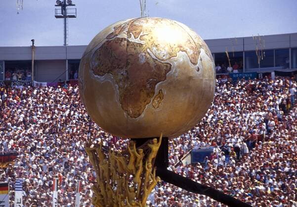 Bei der Eröffnungsveranstaltung der WM 1994 wird die Erde und die Menschheit vergoldet dargestellt Fußball WM Herren Weltmeisterschaft 1994, Eröffnungszeremonie, Zeremonie, Eröffnung, Veranstaltung, Show, Showprogramm Totale Soldier Field Stadium, Stadion Chicago
