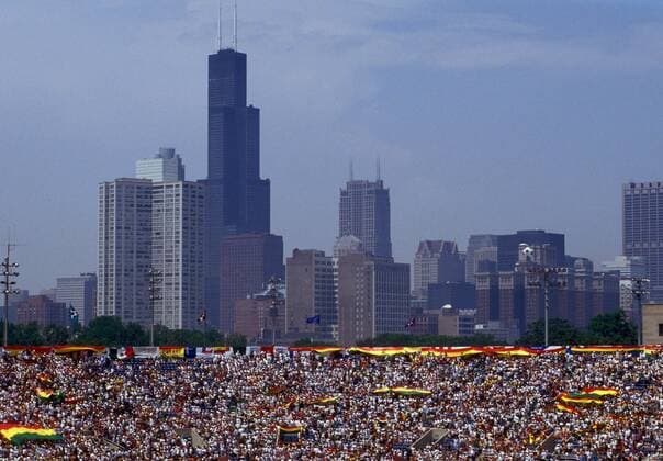 Eröffnungsveranstaltung der WM 1994 - Blick auf die Skyline von Downtown Chicago Fußball WM Herren Weltmeisterschaft 1994, Eröffnungszeremonie, Zeremonie, Eröffnung, Veranstaltung, Show, Showprogramm Totale Soldier Field Stadium, Stadion Chicago
