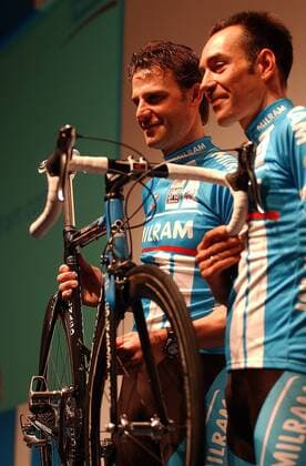 Alessandro Petacchi (Italien, li.) und Erik Zabel (Deutschland beide Team Milram) präsentieren eines ihrer Rennräder Radsport Herren Straßenradsport 2006, Straße, Rad, Vorstellung, Präsentation, Pressetermin Gruppe Bremen