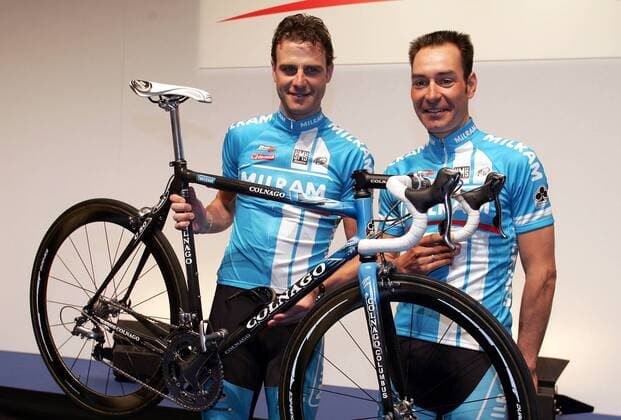 Erik Zabel (Deutschland, re.) und Alessandro Petacchi (Italien beide Team Milram) präsentieren eines ihrer Rennräder während der Teamvorstellung Radsport Herren Straßenradsport 2006, Straße, Rad, Vorstellung, Präsentation, Pressetermin Gruppe Bremen