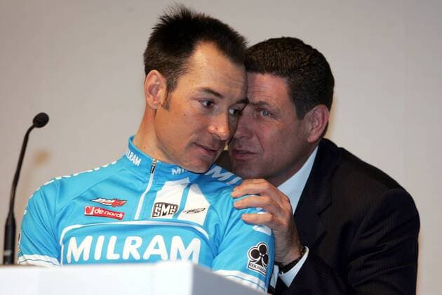 Erik Zabel (Deutschland, li.) bekommt von Teammanager Gerry van Gerwen (Niederlande beide Team Milram) etwas ins Ohr geflüstert Radsport Herren Straßenradsport 2006, Straße, Rad, Vorstellung, Präsentation, Pressetermin Gruppe Bremen