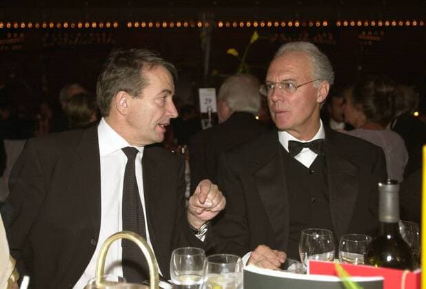 OK Vizepräsident Wolfgang Niersbach (li.) im Gespräch mit OK Präsident Franz Beckenbauer (beide Deutschland) anlässlich des Sportpresseballs 2002 Fußball Herren Deutscher Sportpresseball 2002, Presseball, Feier, Fest, Gala, Sportgala, WM 2006 Gruppe Frankfurt M.