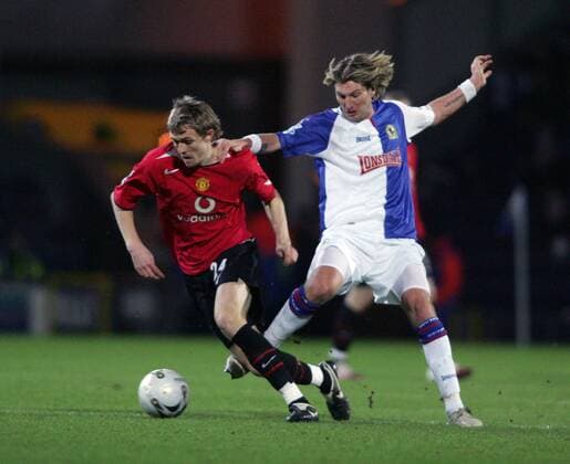 Robbie Savage (Blackburn, re.) gegen Darren Fletcher (Manchester United) -  Fußball Herren Carling Cup 2005 2006, Englischer Pokal, Pokalspiel, Blackburn Rovers - Manchester United 1:1, ManU Gruppe Blackburn Dynamik, Kampf,