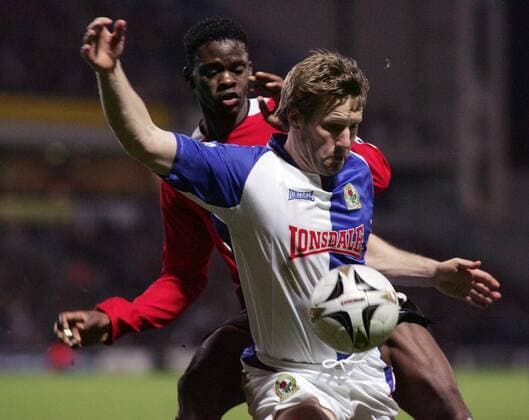 Andy Todd (Blackburn, vorn) gegen Louis Saha (Manchester United) -  Fußball Herren Carling Cup 2005 2006, Englischer Pokal, Pokalspiel, Blackburn Rovers - Manchester United 1:1, ManU Gruppe Blackburn Dynamik,