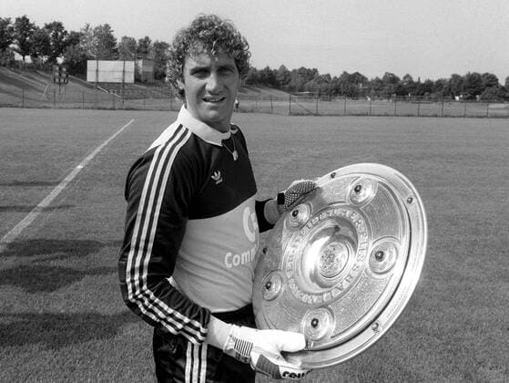 Fußball, FC Bayern München, Deutscher Meister 1985 Torwart Jean Marie Pfaff (Bayern) mit der Meisterschale Fußball 1. BL Herren Saison 1984 1985, FC Bayern München, Shooting, Fotoshooting, Fototermin Einzelbild München