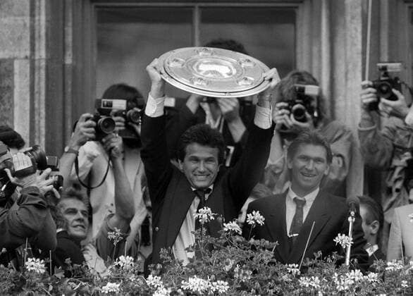 Trainer Jupp Heynckes (Mitte) jubelt mit der Meisterschale, daneben Klaus Augenthaler (beide Bayern) Fußball 1. BL Herren Saison 1988 1989, FC Bayern München, Meisterfeier, Feier, Deutscher Meister, Deutsche Meisterschaft Gruppe München Begeisterung, Freude,
