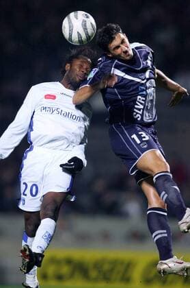 Pegguy Luyindula (Auxerre, li.) gegen David Jemmali (Bordeaux) Fußball Herren Ligue 1 2005 2006, 1. Französische Liga, Girondins de Bordeaux - AJ Auxerre 1:0 Gruppe pan12027 Bordeaux Dynamik,  