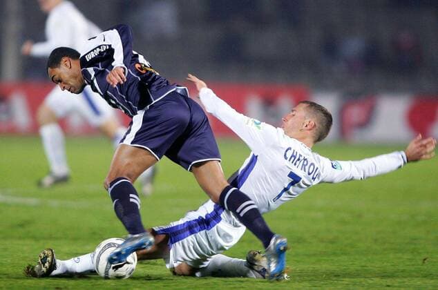 Denilson (Bordeaux, li.) gegen Benoit Cheyrou (Auxerre) Fußball Herren Ligue 1 2005 2006, 1. Französische Liga, Girondins de Bordeaux - AJ Auxerre 1:0 Gruppe pan12027 Bordeaux Dynamik, Kampf,  