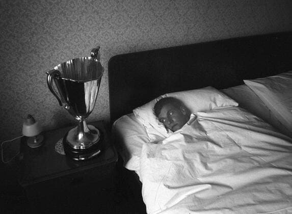 Franz Roth (Bayern) schaut im Bett liegend zufrieden zur auf dem Nachttisch stehenden Trophäe auf Fußball EC 2 Herren Europapokal der Pokalsieger 1966 1967, Europacup, FC Bayern München Einzelbild Nürnberg Harmonie, Glück,