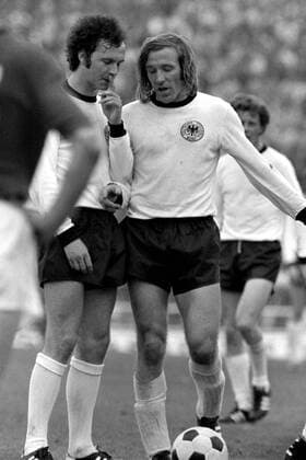 Günter Netzer (re.) und Franz Beckenbauer (beide BR Deutschland) legen sich den Ball zurecht und sprechen sich ab Fußball EM Herren Europameisterschaft 1972, Nationalmannschaft, Nationalteam, Nationaltrikot, Länderspiel, Finale Gruppe Brüssel