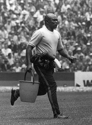 Masseur Mario Americo (Brasilien) läuft mit einem Eimer Wasser über den Platz Fußball WM Herren Weltmeisterschaft 1970, Nationalmannschaft, Nationalteam, Nationaltrikot Einzelbild Mexiko Stadt, Mexico City Dynamik,