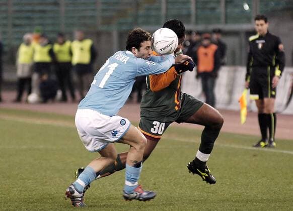 Roberto de Palma (Napoli, li.) gegen Amantino Mancini (AS Rom) -  Fußball Herren Coppa Italia 2005 2006, Italienischer Pokal, Pokalspiel, SSC Neapel - AS Rom 0:3, Roma Gruppe Neapel Dynamik,