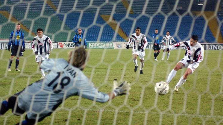 Antonio di Natale (Udine, re.) trifft per Elfmeter gegen Torwart Andrea Ivan (Bergamo) -  Fußball Herren Coppa Italia 2005 2006, Italienischer Pokal, Pokalspiel, Udinese Calcio - Atalanta Bergamo 3:1 Gruppe Udine