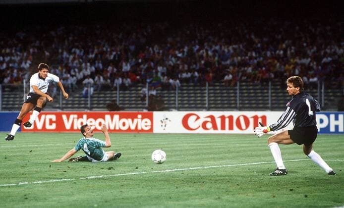 Gary Lineker (England, li.) zieht ab und trifft zum 1:1, Jürgen Kohler (Mitte) kommt zu spät und schaut dem Ball nach, Torwart Bodo Illgner (beide Deutschland) ist machtlos -  Fußball WM Herren Weltmeisterschaft 1990, Nationalmannschaft, Nationalteam, Nationaltrikot, Länderspiel, Halbfinale Totale Turin Dynamik,
