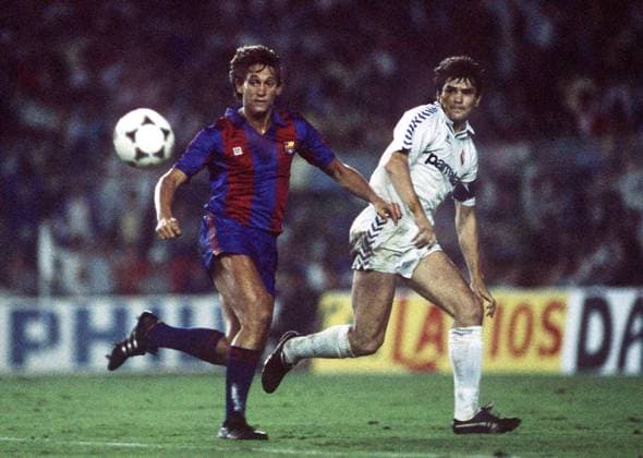 Gary Lineker (FC Barcelona, li.) und Jose Antonio Camacho (Real Madrid) schauen dem Ball nach -  Fußball Herren Primera Division 1986 1987, 1. Spanische Liga, Real Madrid CF - FC Barcelona 1:1, Barca, Gruppe Madrid Dynamik,