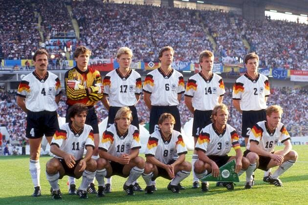 Mannschaftsbild Deutschland, hi.v.li.: Jürgen Kohler, Torwart Bodo Illgner, Stefan Effenberg, Guido Buchwald, Thomas Helmer, Stefan Reuter, vorn: Karl Heinz Riedle, Jürgen Klinsmann, Thomas Häßler, Andreas Brehme, Matthias Sammer Fußball EM Herren Europameisterschaft 1992, Nationalmannschaft, Nationalteam, Nationaltrikot, Länderspiel, Finale Totale Göteborg