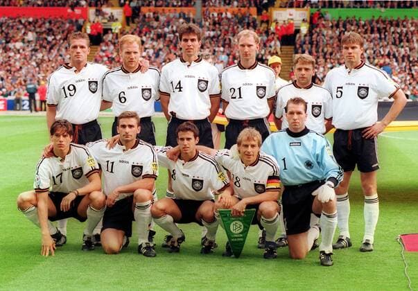 Fußball, EM Finale 1996 in London, Deutschland - Tschechien 2:1 n.V. Mannschaftsbild Deutschland, hi.v.li.: Thomas Strunz, Matthias Sammer, Markus Babbel, Dieter Eilts, Thomas Häßler, Thomas Helmer, vorn: Christian Ziege, Stefan Kuntz, Mehmet Scholl, Jürgen Klinsmann, Torwart Andreas Köpke Fußball EM Herren Europameisterschaft 1996, Nationalmannschaft, Nationalteam, Nationaltrikot, Länderspiel, Finale Totale London