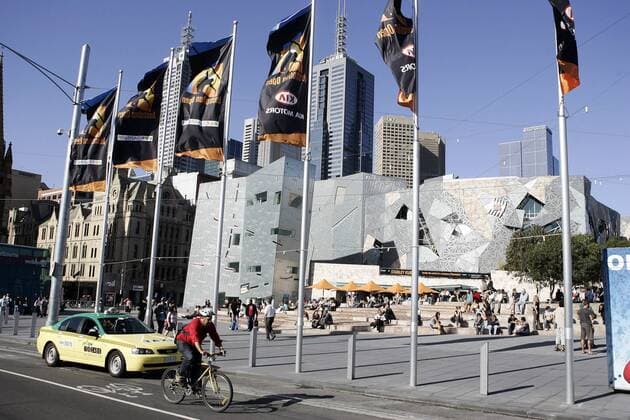 Am Federation Square in Melbourne wehen vor dem Kunstkomplex die Fahnen der bevorstehenden Australian Open 2006 Tennis Herren Australian Open 2006, Grand Slam, ATP Tour, WTA Totale Melbourne