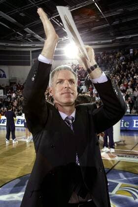 Co Trainer Ralph Held (Oldenburg) bedankt sich bei den Anhängern Basketball 1. BL Herren BBL 2005 2006, EWE Baskets Oldenburg Einzelbild Oldenburg