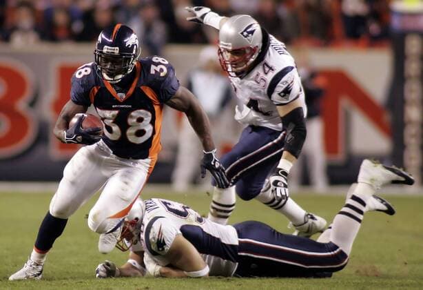 Running Back Mike Anderson (Denver Broncos, li.) vorbei an den Linebackern Mike Vrabel (Mitte) und Tedy Bruschi (beide New England Patriots) -  (den2006011406) American Football Herren NFL Postseason 2005 2006, Playoffs, Playoff, Play Offs, Denver Broncos - New England Patriots 27:13 Gruppe Denver Dynamik,