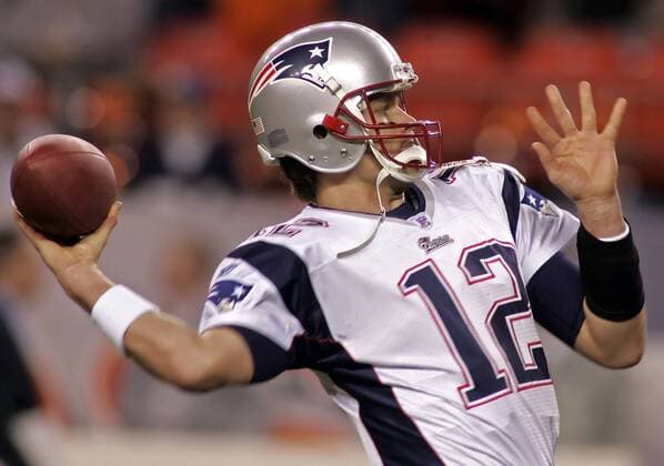Quarterback Tom Brady (New England Patriots) wirft die Pille -  (den2006011401) American Football Herren NFL Postseason 2005 2006, Playoffs, Playoff, Play Offs, Off Einzelbild Denver Dynamik,