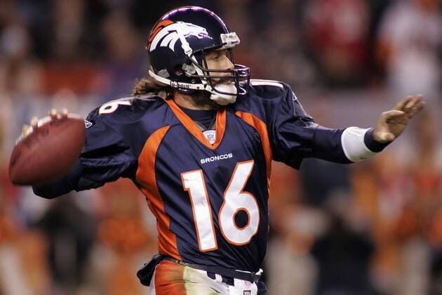 Quarterback Jake Plummer (Denver Broncos) wirft die Pille -  (den2006011414) American Football Herren NFL Postseason 2005 2006, Playoffs, Playoff, Play Offs, Off Einzelbild Denver Dynamik,