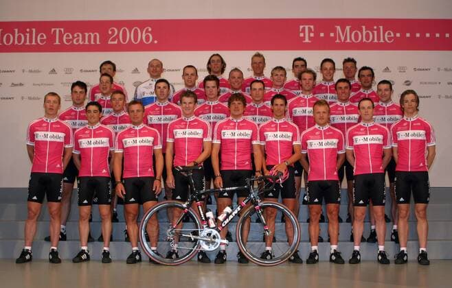 Präsentation T Mobile 2006: hi.v.li.: Honchar, Ivanov, Rabon, Ludewig, Guerini, Sinkewitz, 2. Reihe: Kohl, Schreck, Baumann, Greipel, Burghardt, Nardello, Ziegler, Davis, Mazzoleni, Giling, Pollack, Schmitz, Korff, Bernucci, vorn: Klier, Sevilla , ..... Radsport Herren Straßenradsport 2006, Straße, Rad, Pressetermin, Vorstellung, Vdig, Mannschaftsbild, Mannschaftsfoto Totale Mallorca