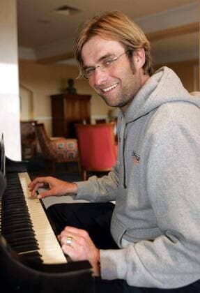 Trainer Jürgen Klopp (Mainz) geht in einer Pause seinem Hobby nach und spielt ein wenig Klavier Fußball 1. BL Herren Saison 2005 2006, FSV Mainz 05, Trainingslager, Winterpause, Vorbereitung, Trainingsquartier Einzelbild Vale do Garrao