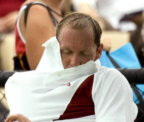 Rainer Schüttler (Deutschland) wechselt das Hemd Tennis Herren Australian Open 2006, ATP Tour, Grand Slam Einzelbild Melbourne Erschöpfung, Enttäuschung