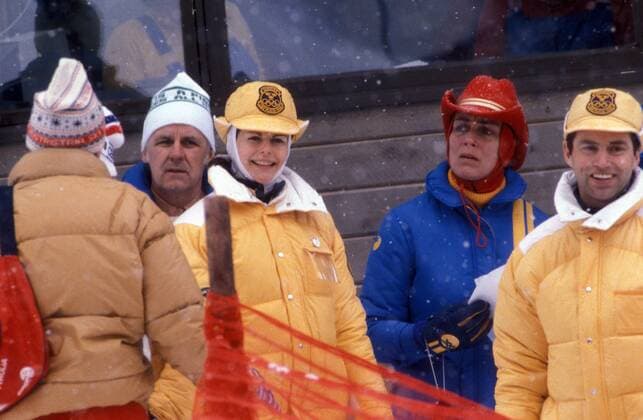 König Karl Gustav (re.) und Königin Silvia von Schweden verfolgen als Zuschauer die 50 Kilometer, die Königsdisziplin des Langlaufs Nordischer Skilauf OS Winter Herren Olympische Spiele 1980, Winterspiele, Ski Nordisch, Skisport, Langlauf, Skilanglauf, Vdia Gruppe Lake Placid