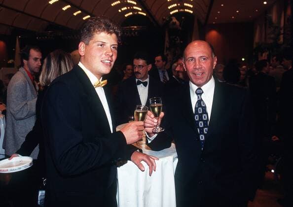 Jan Ullrich (Team Telekom Deutschland) stößt mit seinem Manager Wolfgang Strohband an Radsport Herren Straßenradsport 1997, Straße, Rad, Vdig Gruppe