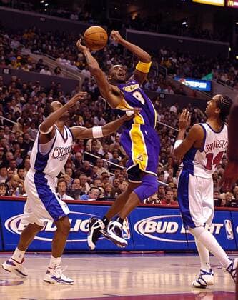 Kobe Bryant (Los Angeles Lakers, Mitte) gegen Shaun Livingston (re.) und Daniel Ewing (beide Los Angeles Clippers) - (Icon4034541) Basketball Herren NBA 2005 2006, Los Angeles Lakers - Los Angeles Clippers 112:109 Gruppe Los Angeles, LA, L.A. Dynamik, EDITORIAL USE ONLY