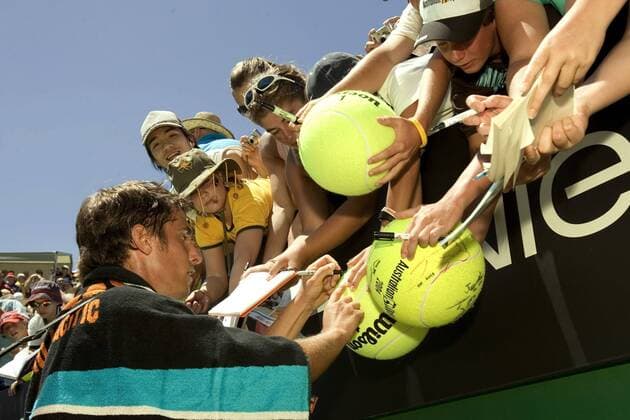 Denis Gremelmayr (Deutschland) erfüllt Autogrammwünsche auf übergroßen Tennisbällen Tennis Herren Australian Open 2006, Grand Slam, ATP Tour Gruppe Gremelmayer Melbourne