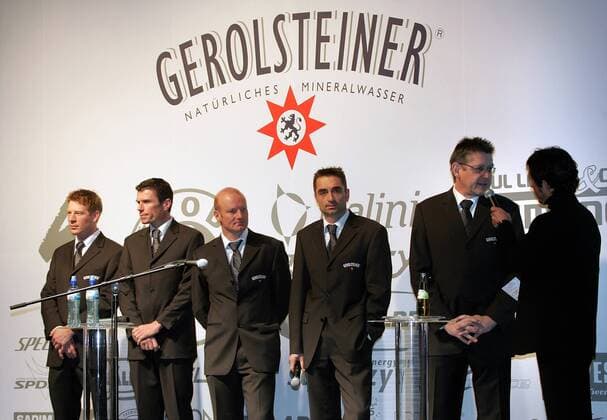 Die Führungsriege des Team Gerolsteiner, v.li. Die Sportlichen Leiter Christian Wegmann, Udo Bölts, Reimund Dietzen und Christian Henn sowie Teamchef Hans Michael Holczer (alle Deutschland) Radsport Herren Straßenradsport 2006, Straße, Rad, Präsentation, Pressetermin, Vorstellung, Mikrofon Gruppe Sponsor, Sponsoring, Werbepartner, Werbung, Mikro Gerolstein