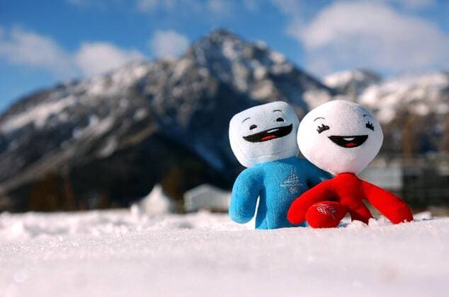 Gliz (li.) und Neve, die Maskottchen der Olympischen Spiele 2006 in Turin, freuen sich auf das Großereignis im Schnee OS Winter Herren Vorschau 2005, Olympische Spiele Turin 2006, Winterspiele, Vdig Gruppe Sestriere